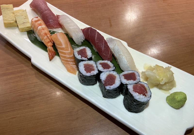 Sushi variado tradicional (6piezas de nigiri, 6 piezas de maki atún)